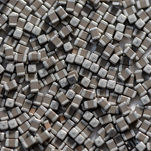 貼片電容的容值會受外部電場和磁場影響？